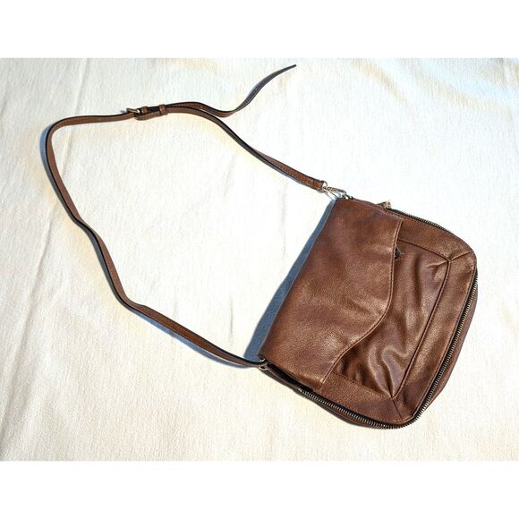 cute and practical Moda Luxe clutch with removable crossbody strap - Picture 1 of 6